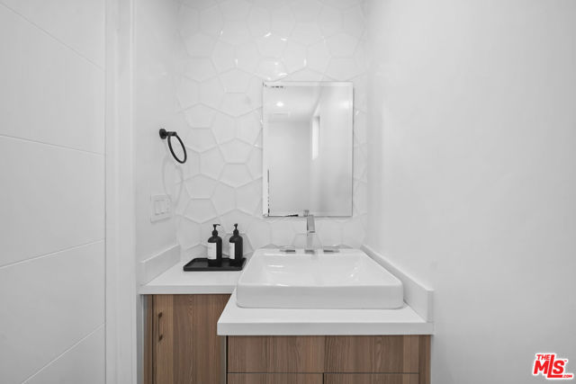 733 N Gramercy Place, Los Angeles CA: https://media.crmls.org/mediaz/bfbf4055-0587-46cb-b223-adb5de817ad9.jpg