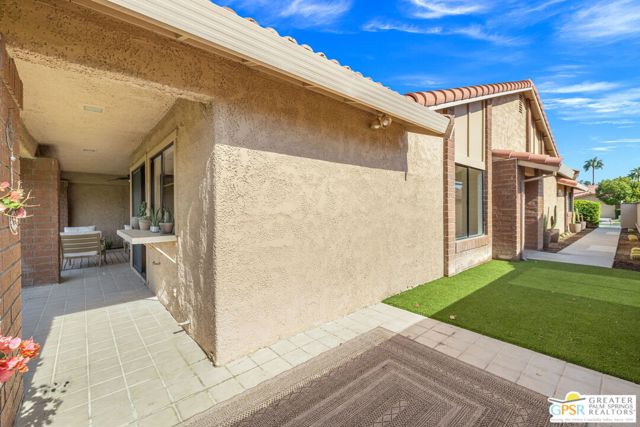 6 Joya Drive, Palm Desert CA: https://media.crmls.org/mediaz/bfbf76bf-37c9-4250-9251-66fe141c47ce.jpg