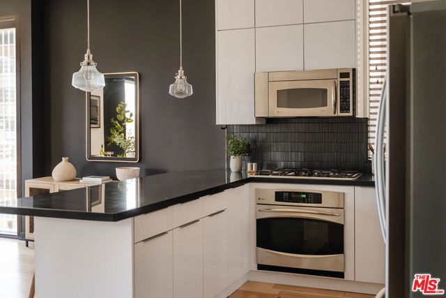 655 S Hope Street, Los Angeles CA: https://media.crmls.org/mediaz/bfbfb023-fa0b-4438-a59a-b1644259c712.jpg