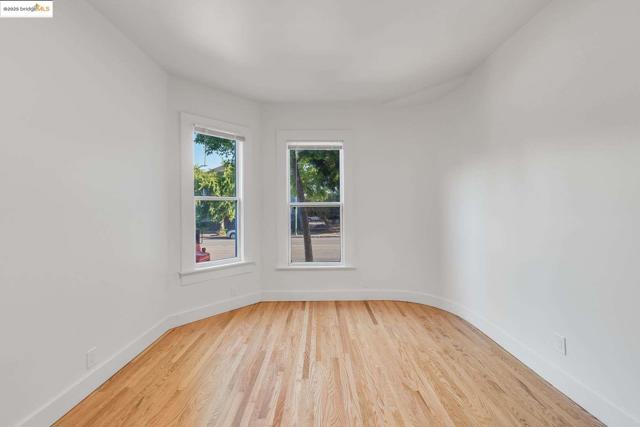 1238 12Th St, Oakland CA: https://media.crmls.org/mediaz/bfbfe2e1-a463-4374-86d3-62ddc1c16951.jpg