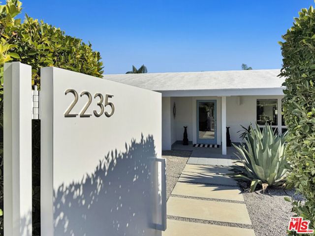 2235 E Paseo Gracia, Palm Springs CA: https://media.crmls.org/mediaz/bfc0e810-cc0e-4cb8-b3ad-528b05f39b58.jpg