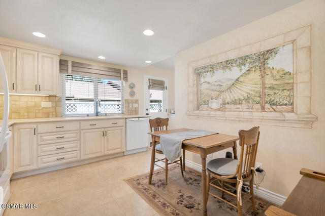 31328 Village 31, Camarillo CA: https://media.crmls.org/mediaz/bfc1240b-cbea-4332-83e4-a590031db6bc.jpg