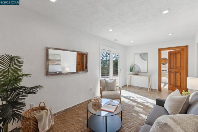 40 Las Palomas, Orinda CA: https://media.crmls.org/mediaz/bfc25221-5868-41bf-885c-446bdfca3850.jpg