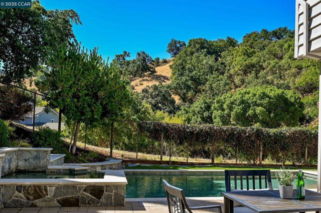 47 Kentfield Ct, Alamo CA: https://media.crmls.org/mediaz/bfc2d24a-16b4-4e48-9f47-1c1ec989cca3.jpg