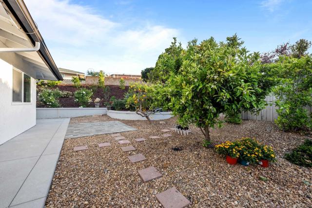 12195 San Tomas Pl, San Diego CA: https://media.crmls.org/mediaz/bfc3326b-b112-4dc9-8f78-1a360346dd64.jpg