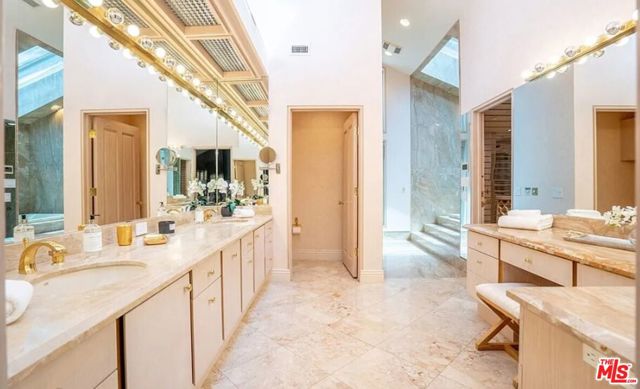 10214 Candleberry Lane, Northridge CA: https://media.crmls.org/mediaz/bfc363f4-7054-47c3-9ff1-e0bc6232449d.jpg