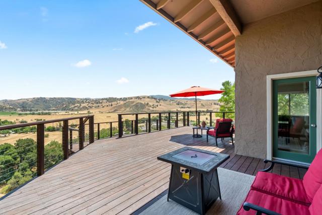 38 Barbras Court, Hollister CA: https://media.crmls.org/mediaz/bfc3b879-b2ee-4ad1-8ab2-9af0e660af3f.jpg