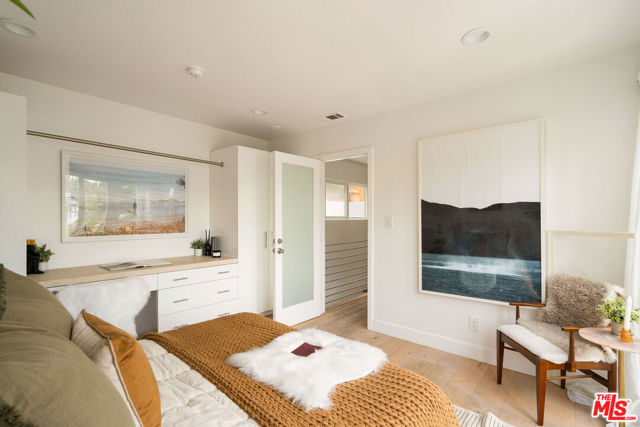 12366 Laurel Terrace Drive, Studio City CA: https://media.crmls.org/mediaz/bfc40d8b-f12b-4b54-a7cb-a2b62b5905df.jpg