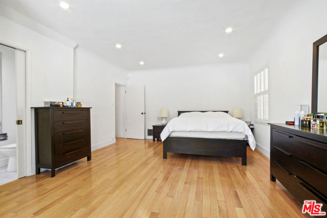 352 S Wetherly Drive, Beverly Hills CA: https://media.crmls.org/mediaz/bfc41699-f007-41a1-9890-72f8d9de2e22.jpg