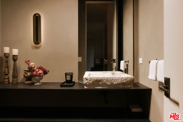 4209 Vantage Avenue, Studio City CA: https://media.crmls.org/mediaz/bfc51d22-1bc0-464d-9b00-c91847688200.jpg