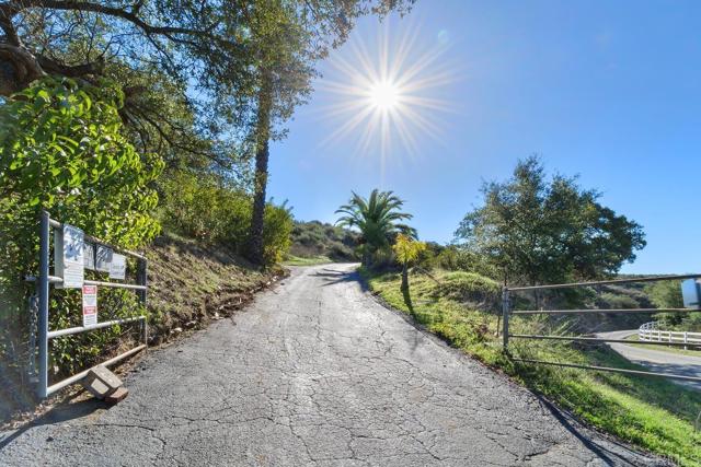 39255 De Luz Rd, Fallbrook CA: https://media.crmls.org/mediaz/bfc54fe6-95e8-48f0-adea-061e0699c68c.jpg