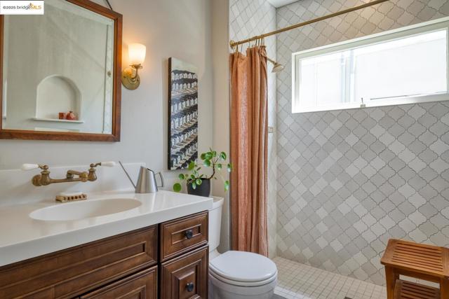 2901 Monticello AVE, Oakland CA: https://media.crmls.org/mediaz/bfc57115-4a2d-40fe-a9c1-85be2f2281bd.jpg