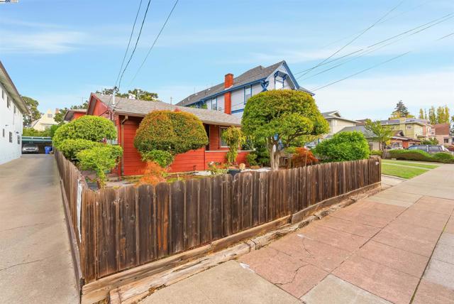 2133 Clinton Ave, Alameda CA: https://media.crmls.org/mediaz/bfc62bc1-cbdb-4f6a-8d7e-525f0af363fc.jpg