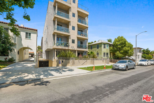 819 HOLT Avenue, Los Angeles CA: https://media.crmls.org/mediaz/bfc9449f-a980-4f8e-989b-a3765e5d6ac1.jpg