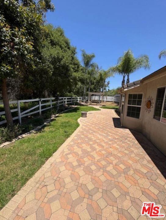 1808 Fallbrook Oaks Court, Fallbrook CA: https://media.crmls.org/mediaz/bfca4ad2-f45f-4789-9282-c307f173f51c.jpg