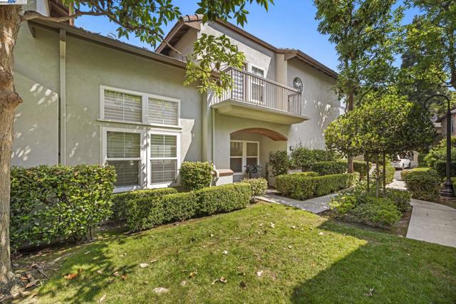 24 Dauphine, Newport Coast CA: https://media.crmls.org/mediaz/bfca9ac6-2cde-41c9-9942-0f69628a4368.jpg