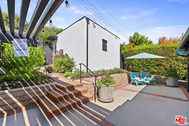1517 Glendon Avenue, Los Angeles CA: https://media.crmls.org/mediaz/bfcaba70-d9cb-46b1-9e36-41992d293444.jpg