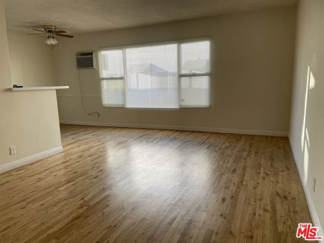1137 Wilcox Place, Los Angeles CA: https://media.crmls.org/mediaz/bfcadc78-1a25-4487-8071-24122a10a38a.jpg