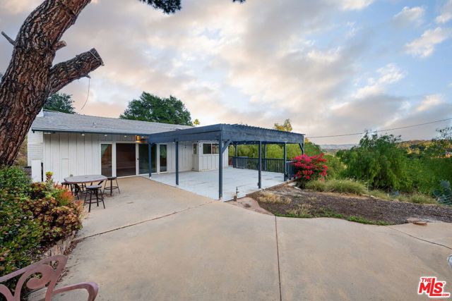 8657 Valley Flores Drive, West Hills CA: https://media.crmls.org/mediaz/bfcb2444-f11c-4d70-89c5-a0cc7066789b.jpg
