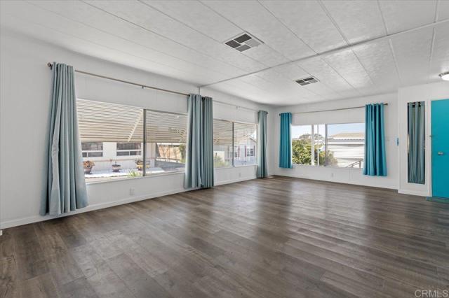 Detail Gallery Image 4 of 28 For 718 Sycamore Ave #109,  Vista,  CA 92083 - 2 Beds | 2 Baths