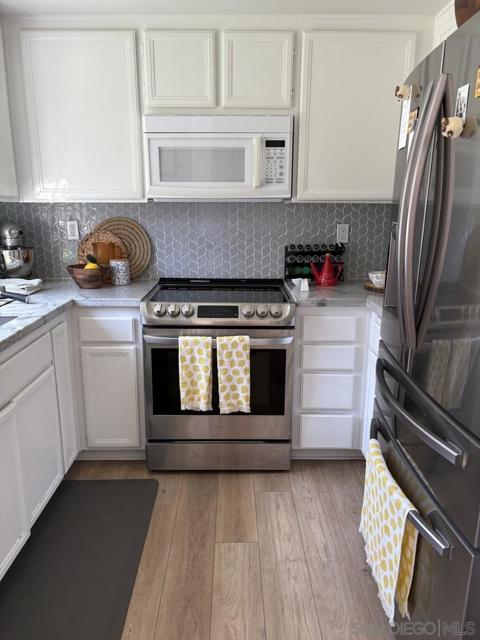 3514 Somerset Way, Carlsbad CA: https://media.crmls.org/mediaz/bfcc3f88-4fde-48a9-8097-2d7facc07886.jpg