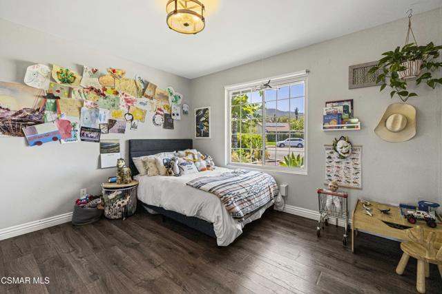 915 W Marcello Avenue, Thousand Oaks CA: https://media.crmls.org/mediaz/bfccfdab-b915-4625-90b9-6b67fe8df0ce.jpg