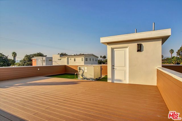2419 S Cochran Avenue, Los Angeles CA: https://media.crmls.org/mediaz/bfcd3675-bc22-423a-ae30-dc56cbcdd63b.jpg