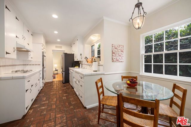 12309 9th Helena Drive, Los Angeles CA: https://media.crmls.org/mediaz/bfcd3ca3-4dea-44d9-8cc9-371f0fc7ff41.jpg
