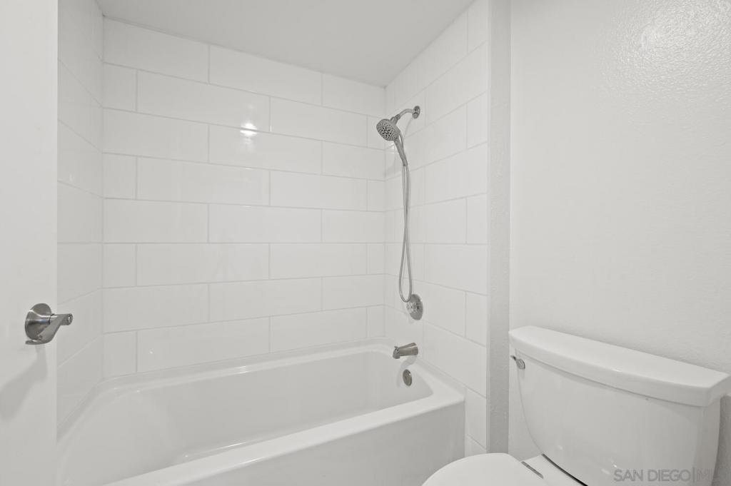 https://media.crmls.org/mediaz/bfcd8ed9-5a6d-4b8d-a05e-e4a92a7e4ecf.jpg?preset=X-Large