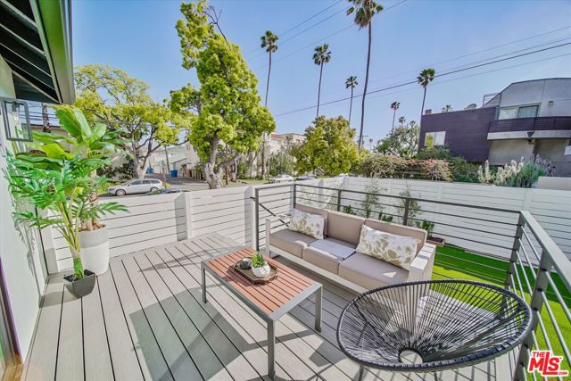 2021 Idaho Avenue, Santa Monica CA: https://media.crmls.org/mediaz/bfcdca74-1386-489a-b2f3-a21b7b50219a.jpg