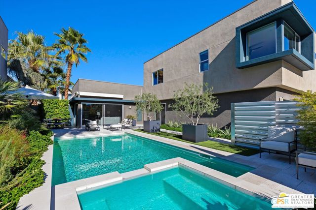 1062 Hunter Drive, Palm Springs CA: https://media.crmls.org/mediaz/bfcf9768-fa9d-45f8-b451-1c5764866317.jpg