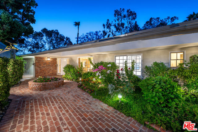 16331 Tudor Drive, Encino CA: https://media.crmls.org/mediaz/bfd03a51-1e42-4933-873e-4ad1df3edfef.jpg