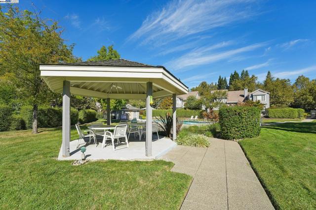 108 Kingswood Cir, Danville CA: https://media.crmls.org/mediaz/bfd041e5-2c9c-4e98-9a08-33e8346a2a2d.jpg