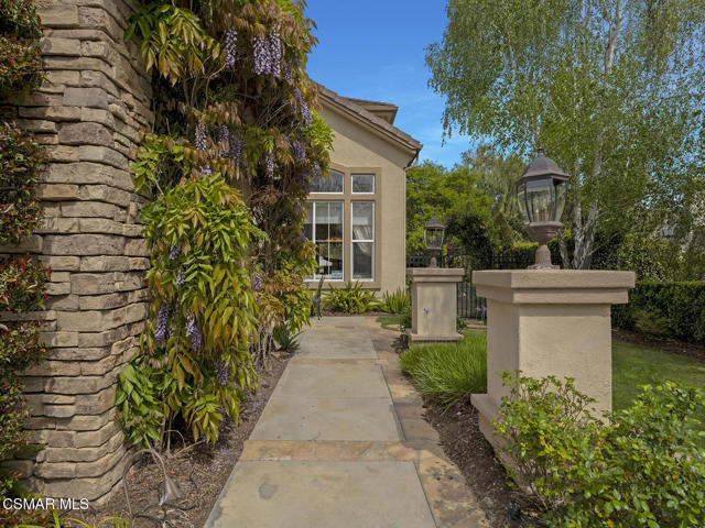 331 Briar Bluff Circle, Thousand Oaks CA: https://media.crmls.org/mediaz/bfd180f4-1071-4e51-8b28-b1585efad855.jpg