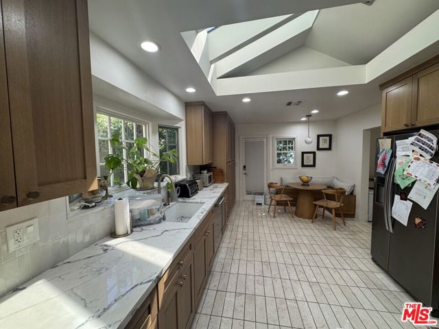 1348 Londonderry Place, Los Angeles CA: https://media.crmls.org/mediaz/bfd394f3-7559-4f66-ba4c-52b6785f9e65.jpg