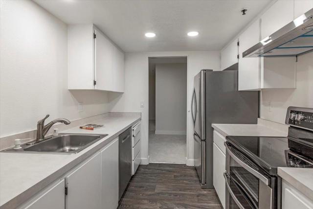 410 Sheridan Avenue, Palo Alto CA: https://media.crmls.org/mediaz/bfd51ee9-0e5d-4bd7-b190-0257785bd22d.jpg