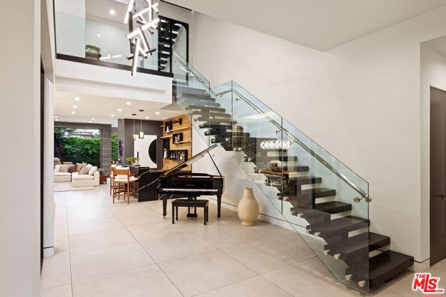816 N Stanley Avenue, Los Angeles CA: https://media.crmls.org/mediaz/bfd5ee85-600f-4122-8f9d-c9462845049d.jpg