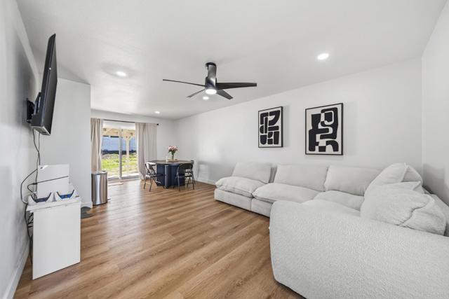 Detail Gallery Image 3 of 27 For 10461 Stanfield Cir, San Diego,  CA 92126 - 3 Beds | 2 Baths