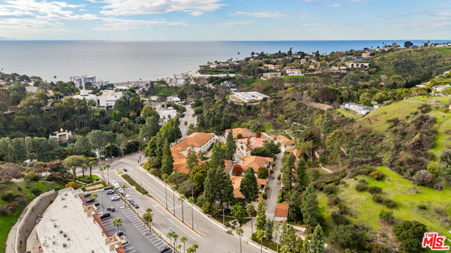 501 Palisades Drive, Pacific Palisades CA: https://media.crmls.org/mediaz/bfd664f0-d5a5-489e-8628-8583415b1c08.jpg