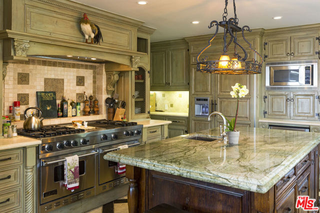 3504 Coast View Drive, Malibu CA: https://media.crmls.org/mediaz/bfd736c8-f5c3-4eb3-a2f6-6c133a5faeda.jpg