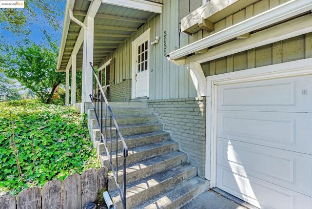2050 Donald Dr, Moraga CA: https://media.crmls.org/mediaz/bfd89607-dfbe-4651-82cc-2efb38045011.jpg