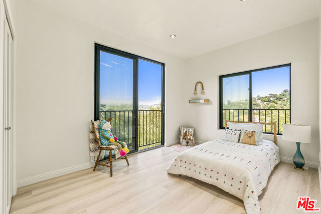 2315 Loma Vista Place, Los Angeles CA: https://media.crmls.org/mediaz/bfd89fb1-d7f3-453d-8e94-4f5406d1205c.jpg