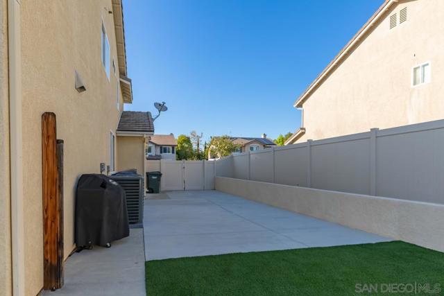 1889 Autumn Ln, Vista CA: https://media.crmls.org/mediaz/bfd8c2fc-8611-4600-926d-08751fb69b21.jpg