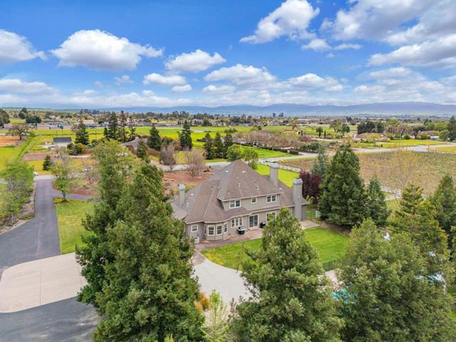 560 Tevis Trail, Hollister CA: https://media.crmls.org/mediaz/bfd8e8ac-454a-42fb-a944-417ba6b826b6.jpg
