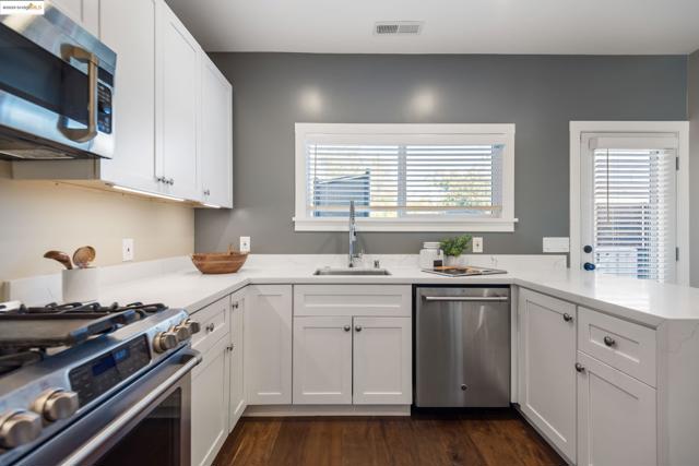 6528 Dover St, Oakland CA: https://media.crmls.org/mediaz/bfd99dc8-7ebb-4a9b-9a82-1f8f09150a0a.jpg