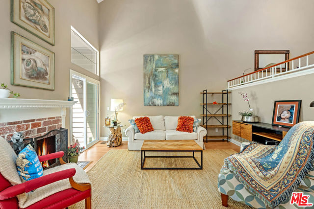 1018 Gilbert Lane photo 3