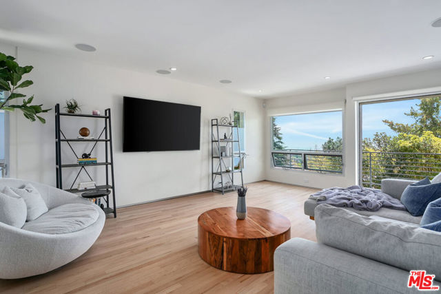 2742 Creston Drive, Los Angeles CA: https://media.crmls.org/mediaz/bfd9cba7-81b8-4152-96dc-75118341e6fc.jpg