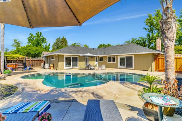 4666 Shearwater Rd, Pleasanton CA: https://media.crmls.org/mediaz/bfd9e4bb-ed04-463e-9802-bc7597998c63.jpg
