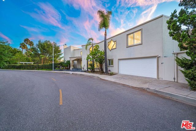 1121 Roberto Lane, Los Angeles CA: https://media.crmls.org/mediaz/bfdae4ab-787c-42d1-b9d2-58f39c61e4d8.jpg