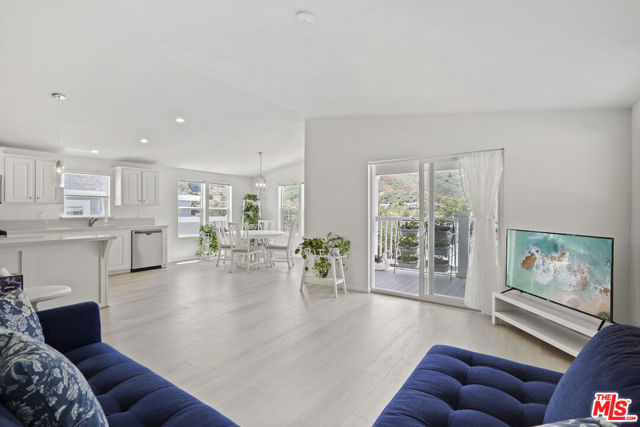 30473 Mulholland Hwy, Agoura Hills CA: https://media.crmls.org/mediaz/bfdb231b-741e-4ba7-8fa5-1735630fdf3b.jpg